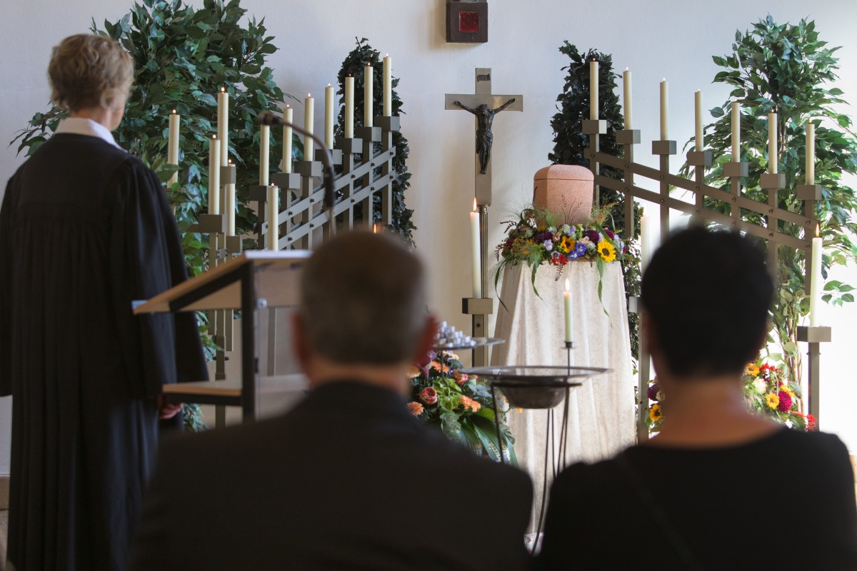 Bestattung Trauerfeier Begräbnis Urne Friedhof 23