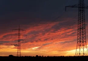 Stromleitung am Abendhimmel | Foto: EKHN / fundus-medien.de
