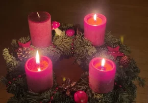 Drei Kerzen brennen am Adventskranz | Foto: Birgit Arndt / fundus-medien.de